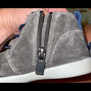 Toddler boy size 10 UGG suede boots. Zipper closure.